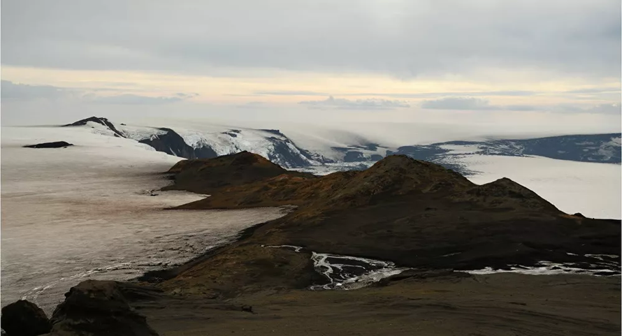 Iceland đối diện nguy cơ núi lửa phun trào 