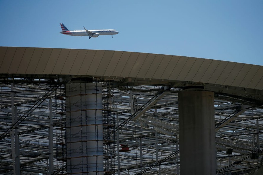 Một chuyến bay của American Airlines đang bay qua sân vận động SoFi tại Inglewood, California, Mỹ. Ảnh: REUTERS