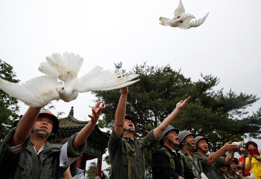Chim bồ câu được thả ra trong một buổi lễ kỷ niệm 70 năm Chiến tranh Triều Tiên, gần khu phi quân sự ngăn cách hai miền Triều Tiên, tại Cheorwon, Hàn Quốc. Ảnh: Reuters