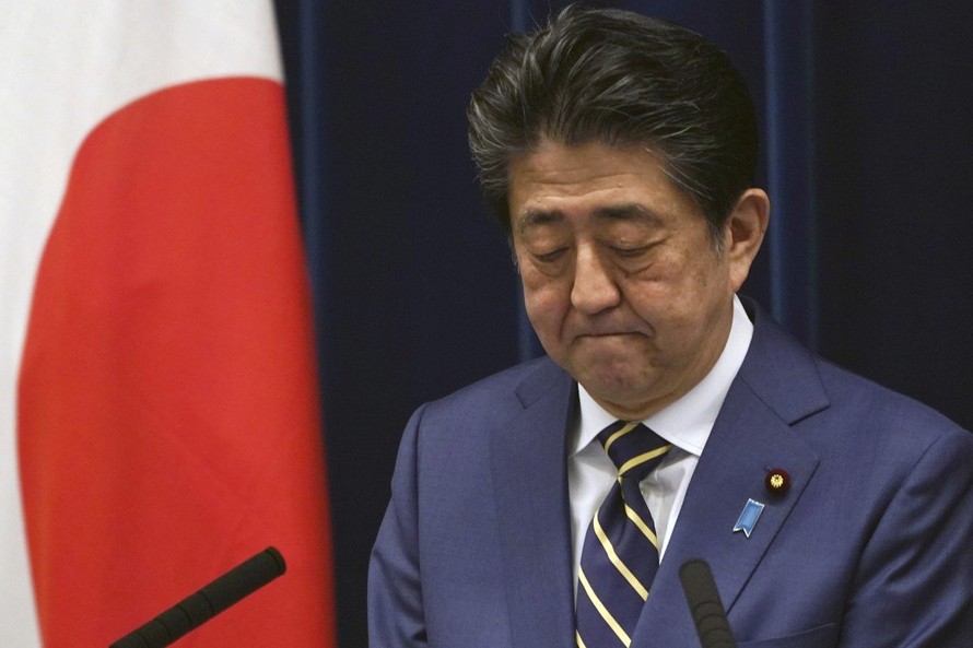 Thăm dò cử tri cho thấy ông Abe chỉ nhận được 14% số phiếu ủng hộ. Ảnh: AP