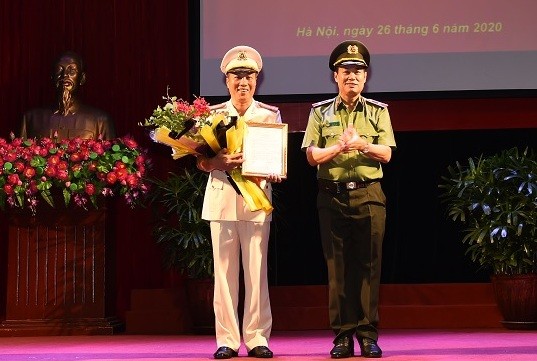 Thiếu tướng Lê Tấn Tới, Thứ trưởng Bộ Công an trao quyết định và chúc mừng đồng chí Đỗ Xuân Tiệp.