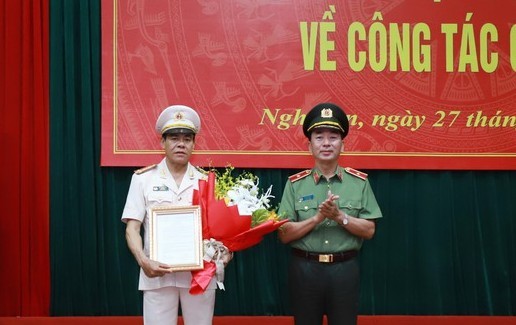 Thứ trưởng Trần Quốc Tỏ trao quyết định và chúc mừng Đại tá Võ Trọng Hải.