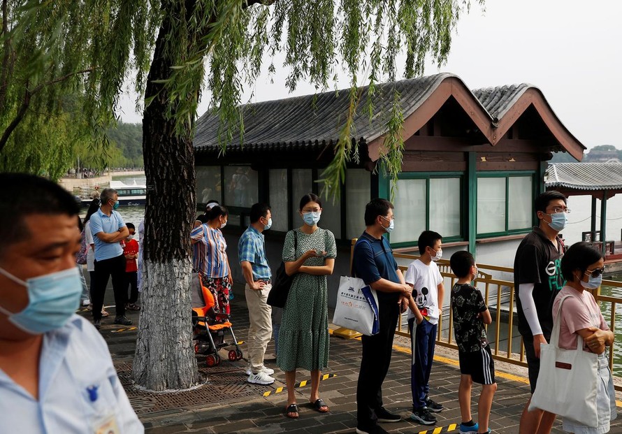 Người dân Bắc Kinh xếp hàng chờ xét nghiệm vào ngày 26/6. Ảnh: REUTERS