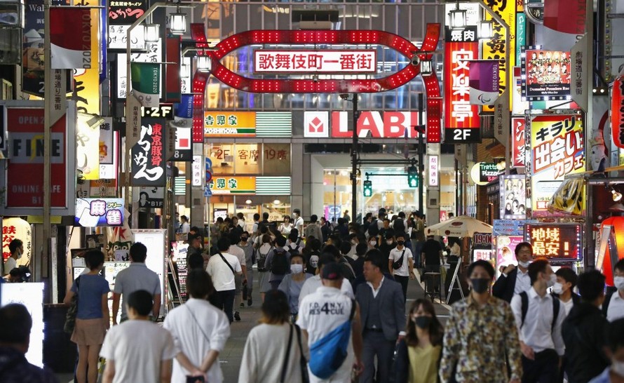 Dòng người đi bộ tại phố Kabukicho, quận Shinjuku, Tokyo. Ảnh: Kyodoo News