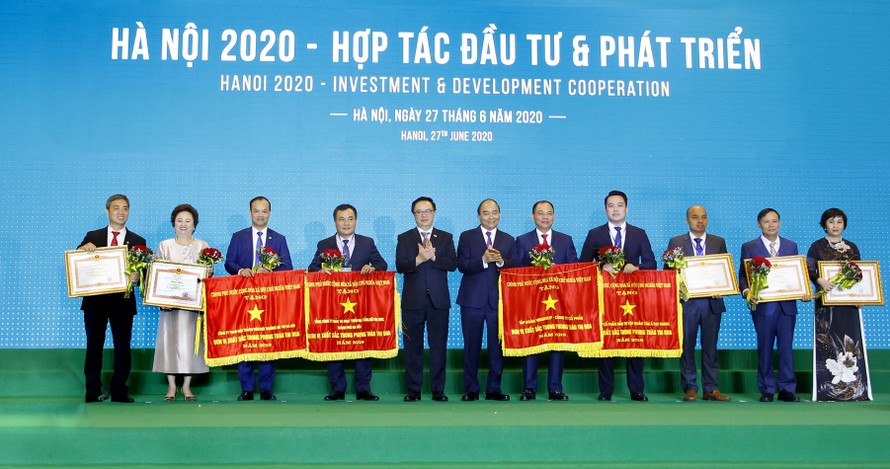 Madame Nguyễn Thị Nga (thứ 2 từ bên trái) nhận Bằng khen của Thủ tướng Chính phủ Nguyễn Xuân Phúc tại Hội nghị “Hà Nội 2020 – Hợp tác đầu tư & Phát triển”.