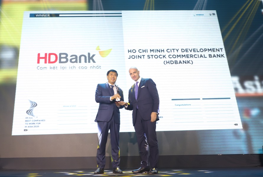 Ông Lê Thành Trung – Phó tổng giám đốc HDBank, lên nhận giải.