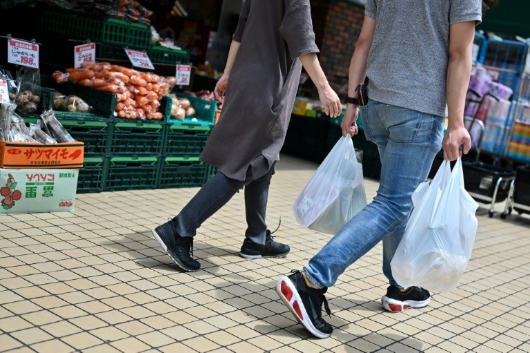 Nhật Bản bắt đầu tính phí túi nilon