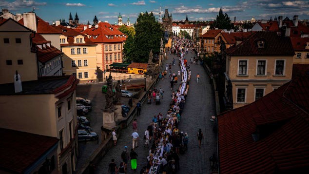 Ăn mừng dỡ phong tỏa, người dân Praha làm bàn tiệc dài 400 m