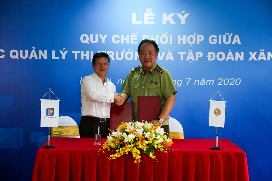 Tổng Giám đốc Petrolimex Phạm Đức Thắng và Tổng cục trưởng TCQLTT Trần Hữu Linh trao Quy chế phối hợp.