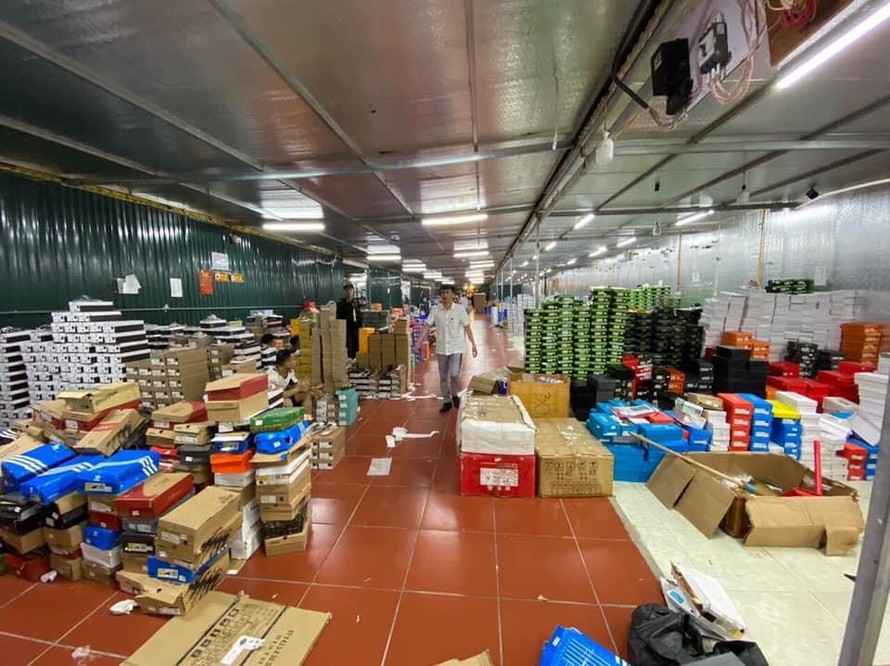 'Đột kích' kho hàng lậu quy mô 10.000 m2 tại Lào Cai