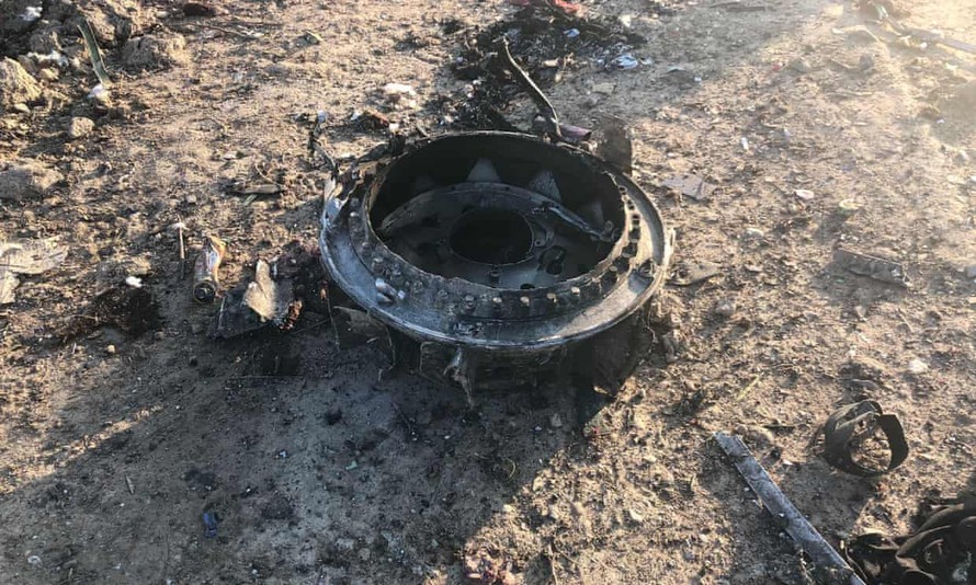 Các mảnh vỡ từ vụ tai nạn máy bay của hãng hàng không Ukraine ở ngoại ô Tehran, Iran. Ảnh: AP