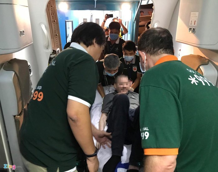 Cảnh di chuyển bệnh nhân 91 trên chuyến bay từ TP.HCM tới Hà Nội