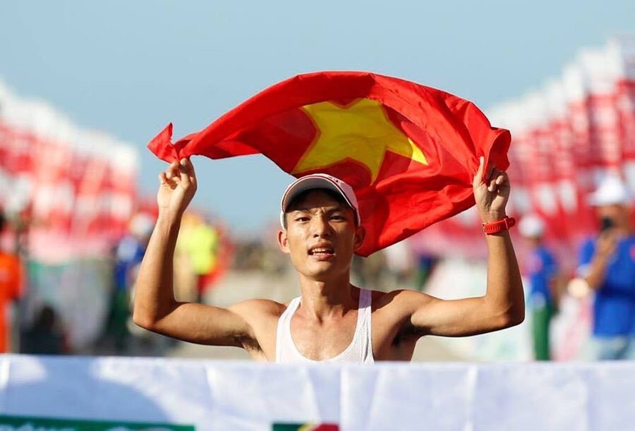 Từ 'Vua leo núi' mất tích đến 'Vua marathon' trên đường chạy Lý Sơn 