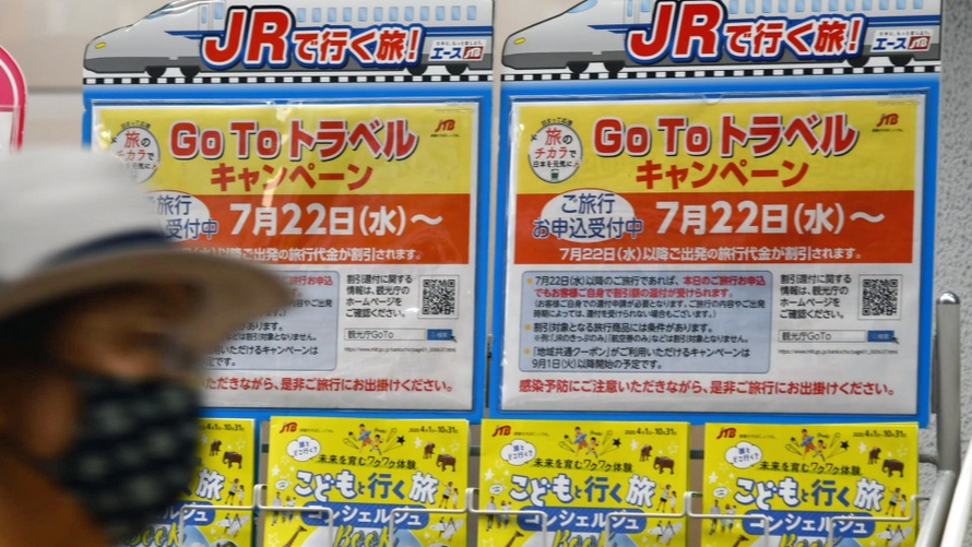 Áp phích quảng bá chiến dịch "Go To Travel" tại thành phố Osaka, Nhật Bản. Ảnh: Kyodo
