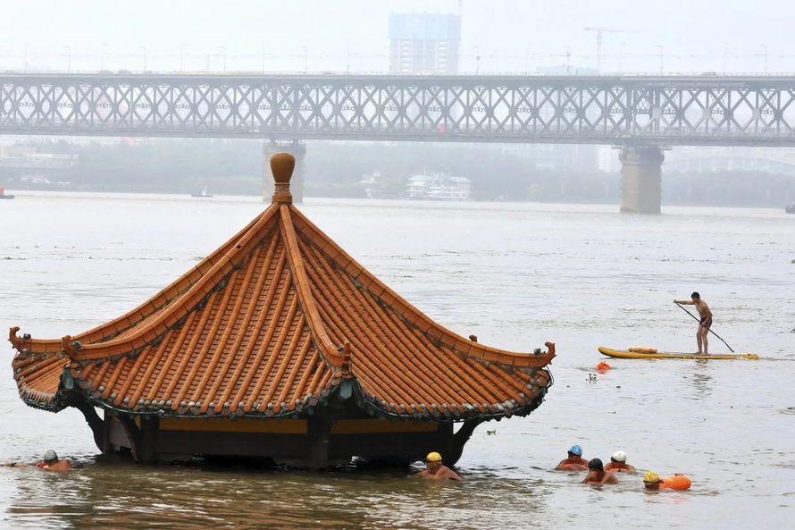 Mưa lớn đe dọa lũ lụt trên khắp Trung Quốc