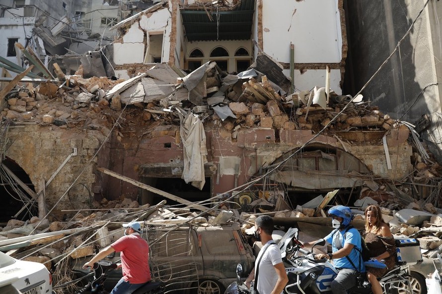 Nhiều tòa nhà tại Beirut bị hư hỏng hoàn toàn sau vụ nổ. Ảnh: AP