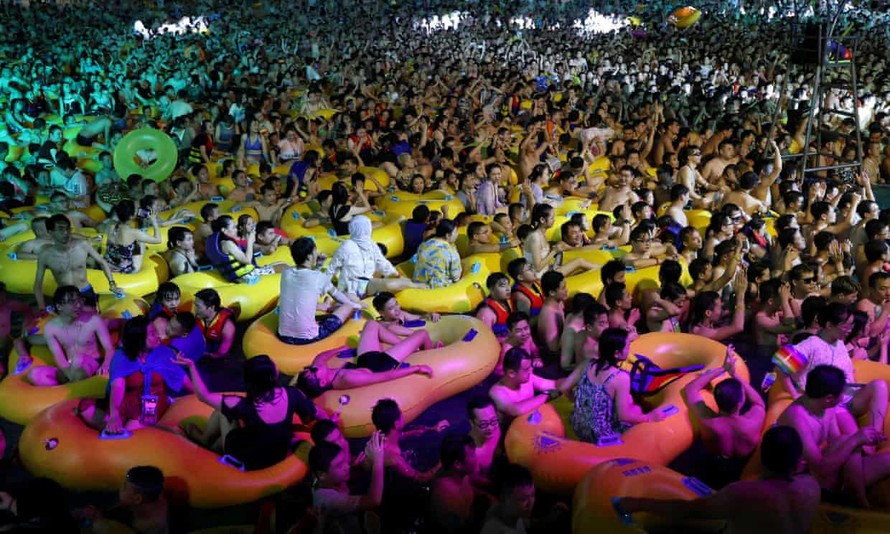 Truyền thông Trung Quốc bênh vực tiệc bể bơi tại Vũ Hán