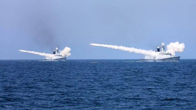 Tàu chiến Trung Quốc phóng tên lửa trong một cuộc tập trận ở Biển Đông.
