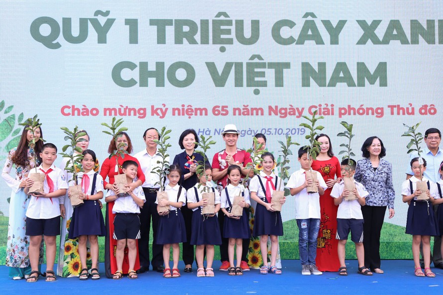 "Quỹ 1 triệu cây xanh cho Việt Nam” trao tặng hàng ngàn cây xanh cho các trường tiểu học tại Hà Nội.