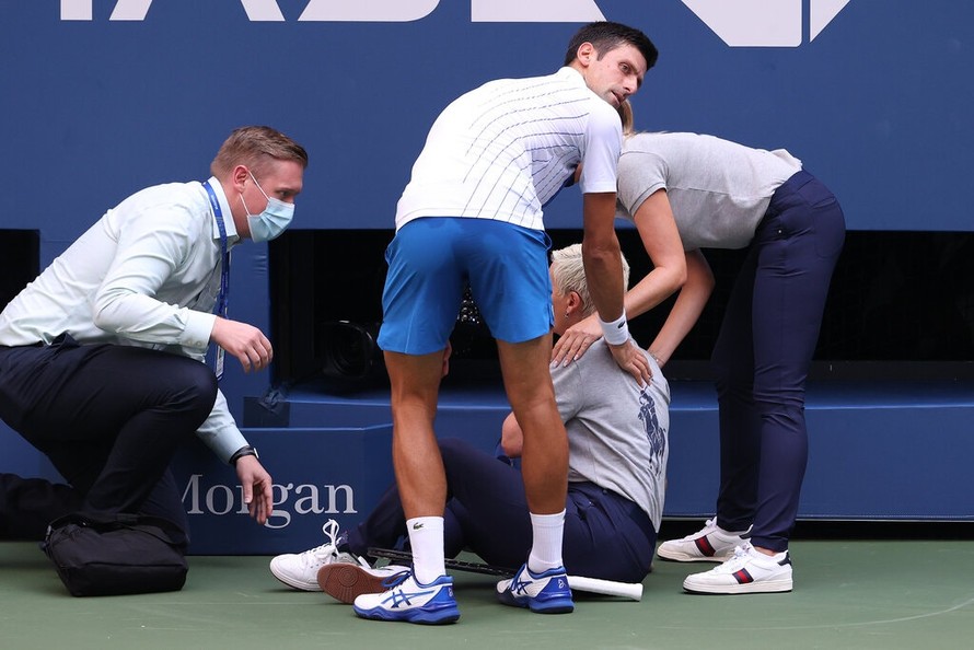 Novak Djokovic bị loại khỏi U.S. Open vì sự cố hy hữu