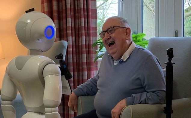 Robot biết nói giúp người cao tuổi bớt cô đơn