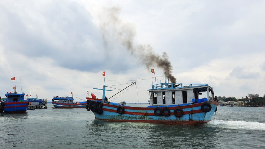Tàu cá Quảng Nam chạy vào bờ tránh bão số 5. Ảnh: Báo Quảng Nam