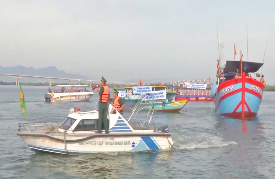 Các tỉnh miền Trung kêu gọi tàu thuyền tránh bão số 5