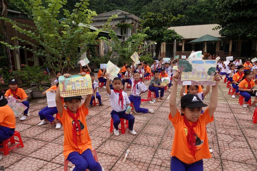Học sinh tiểu học Bồng Khê khoe tranh dự thi em và gấu chống dịch Covid. Đã có 167 bài dự thi chỉ sau 2 tuần phát động