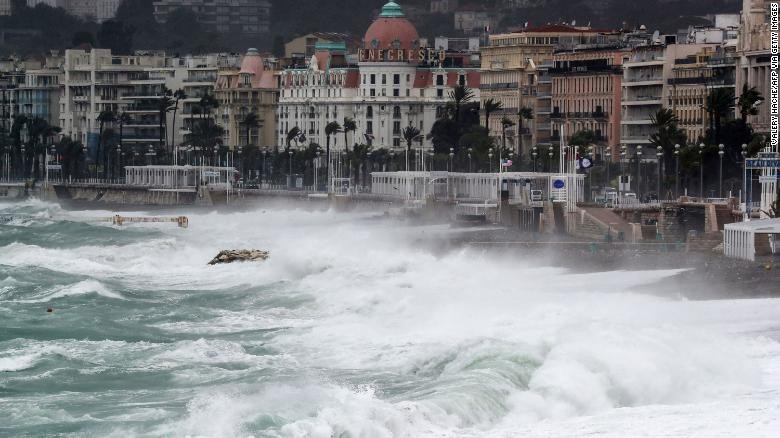 Mưa lũ đang tàn phá thành phố Nice. Ảnh: CNN