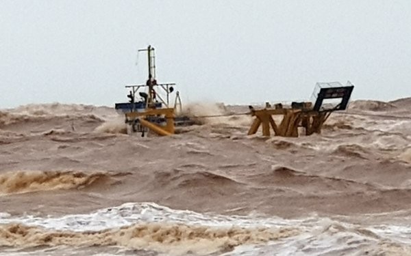Tàu bị mắc cạn ở biển Cửa Việt. Ảnh: TTXVN