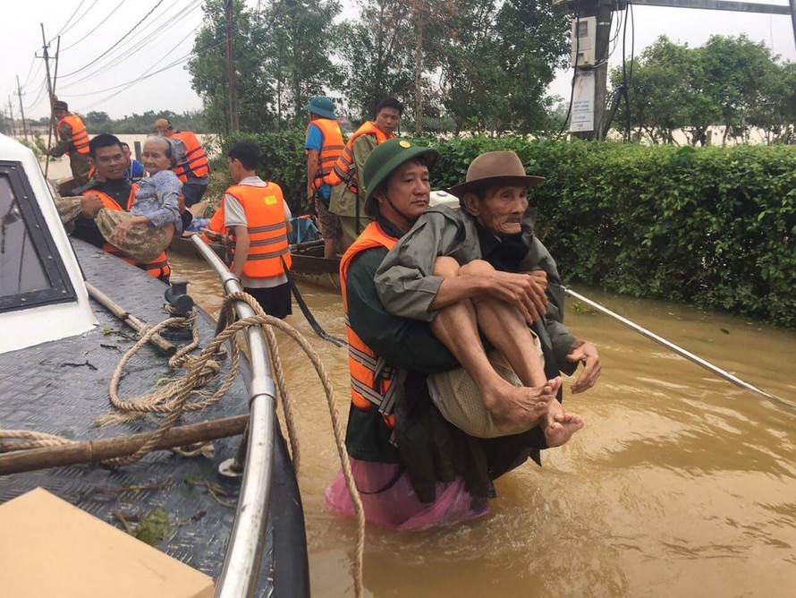 Lực lượng cứu hộ tỉnh Quảng Trị tập trung đưa người dân ra khỏi vùng ngập. Ảnh: Báo Quảng Trị