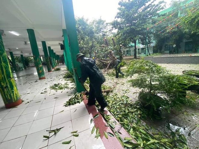 Trường học tại Đà Nẵng khẩn trương dọn dẹp để đón học sinh đi học trở lại. Ảnh: Thanh Niên