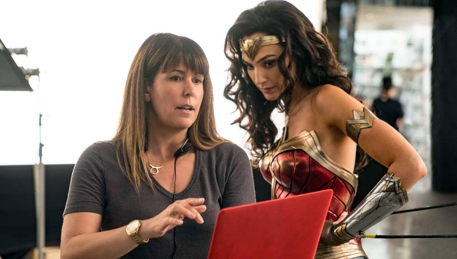 Đạo diễn Patty Jenkins (trái) và diễn viên Gal Gadot trong vai Wonder Woman.