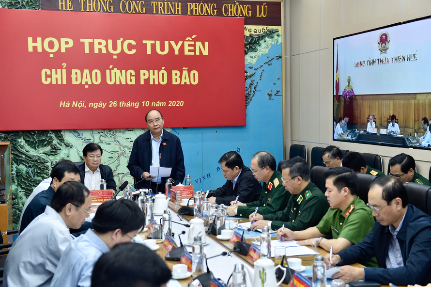 Thủ tướng Nguyễn Xuân Phúc chủ trì cuộc họp trực tuyến chỉ đạo ứng phó bão số 9. Ảnh: Chính phủ