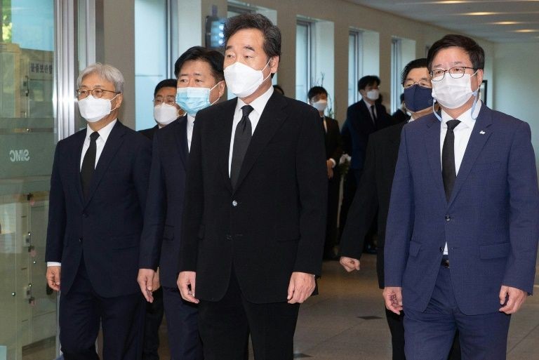 Chủ tịch Đảng Dân chủ cầm quyền của Hàn Quốc và cựu thủ tướng Lee Nak-yon tới viếng ông Lee Kun-hee. Ảnh: AFP