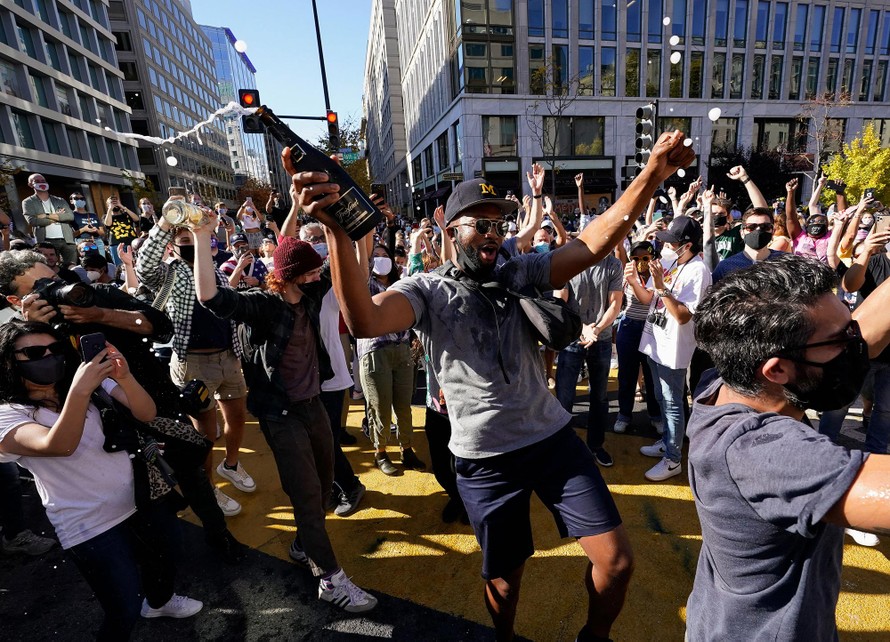 Mọi người tập trung tại Black Lives Matter Plaza ở Washington, DC, sau khi chiến thắng của ông Biden được công bố. Ảnh: AP