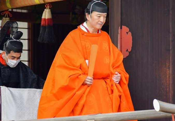 Thái tử Akishino diện lễ phục da cam trong buổi lễ sắc phong. Ảnh: Reuters