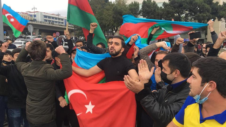 Người dân Azerbaijan ăn mừng chiến thắng sau khi quân đội nước này kiểm soát được thành phố Shusha.