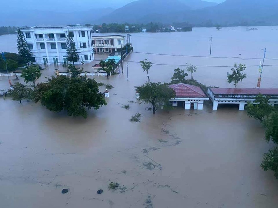Thị trấn La Hai (huyện Đồng Xuân, Phú Yên) chìm trong nước lũ. Ảnh: Báo Phú Yên