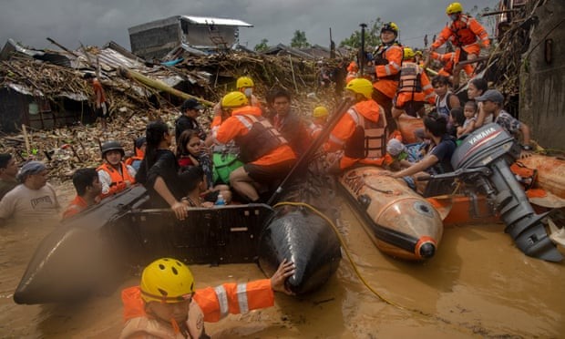 Đội cứu hộ giải cứu người dân Philippines bị mắc kẹt do lũ lụt. Ảnh: Reuters
