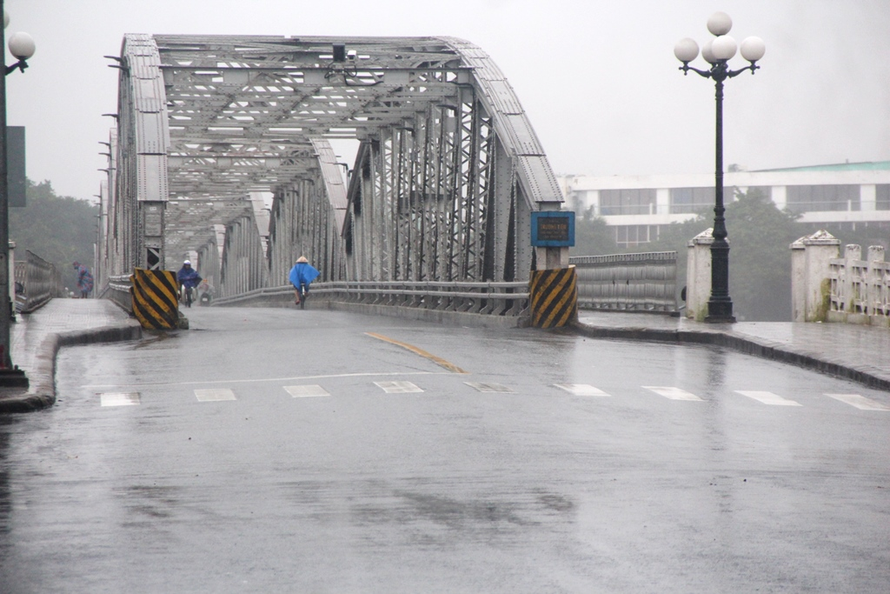 Cầu Trường Tiền tại thành phố Huế vắng các phương tiện đi lại trước khi bão Vamco đổ bộ. Ảnh: Báo Thừa Thiên-Huế