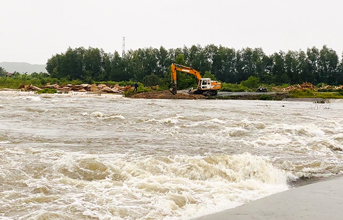 Một đoạn đường bị nước lũ chia cắt tại xã Ninh Sơn, Ninh Hòa. Ảnh: Báo Khánh HÒa