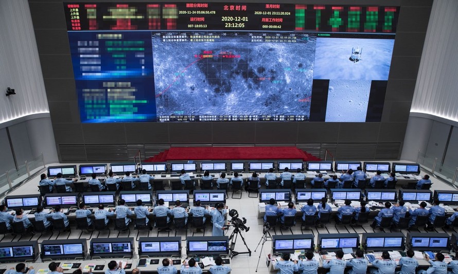 Tàu Hằng Nga-5 tiến hành thu thập mẫu vật trên Mặt trăng
