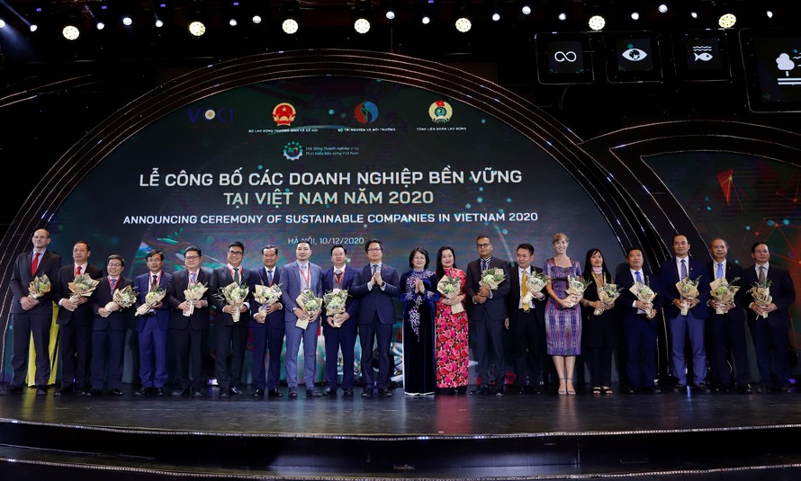 Phó Chủ Tịch Nước Đặng Thị Ngọc Thịnh trao hoa chúc mừng cho Top các Doanh nghiệp bền vững của Việt Nam năm 2020