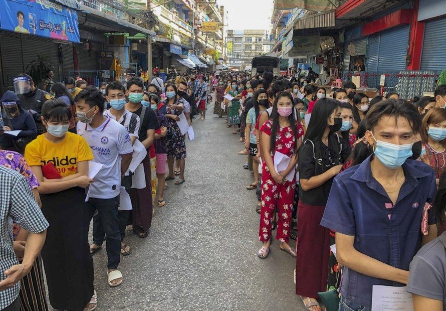Hàng dài người chờ đợi được xét nghiệm tại tỉnh Samut Sakhon. Ảnh: AP