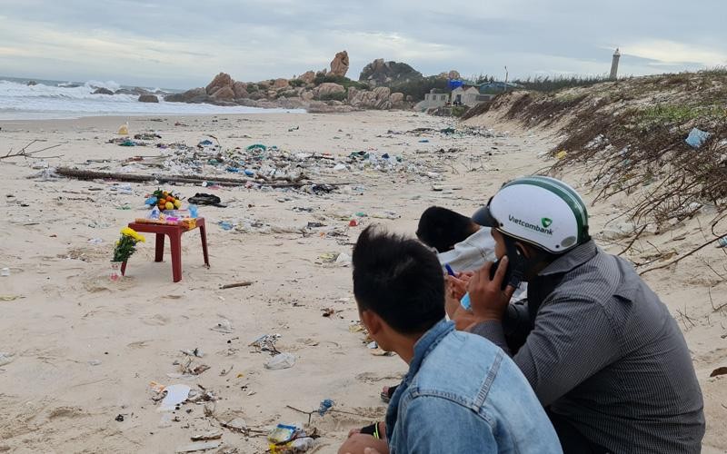 Bãi biển thôn Kê Gà, xã Tân Thành, nơi hai thanh niên tắm biển bị sóng cuốn trôi mất tích. Ảnh: Báo Nhân Dân