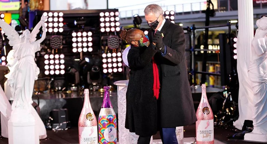 Thị trưởng New York bị chỉ trích vì khiêu vũ với vợ vào đêm giao thừa