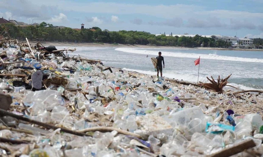 Bãi biển Bali ngập ngụa rác thải do thủy triều