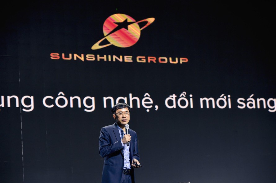 Ông Nguyễn Văn Minh - Phó Chủ tịch HĐQT Sunshine Tech giới thiệu các giải pháp công nghệ tại sự kiện.