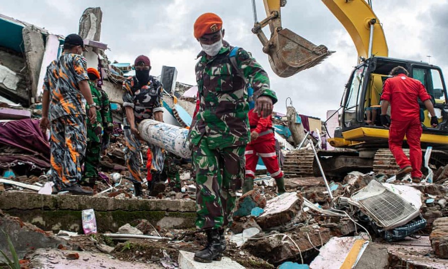 Tìm kiếm nạn nhân sau động đất tại Indonesia gặp khó do mưa lớn
